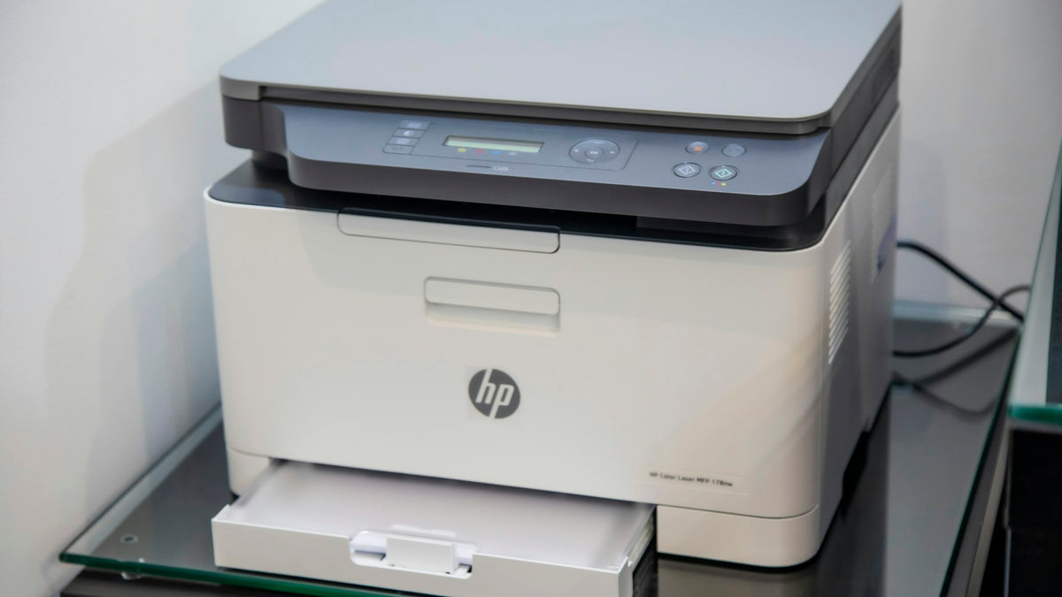Impresora multifuncional HP en una oficina