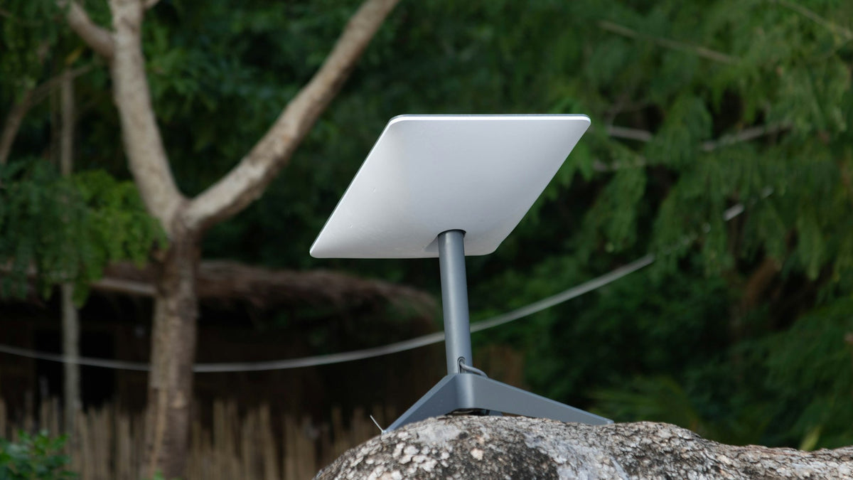 Antena satelital Starlink instalada sobre una roca al aire libre